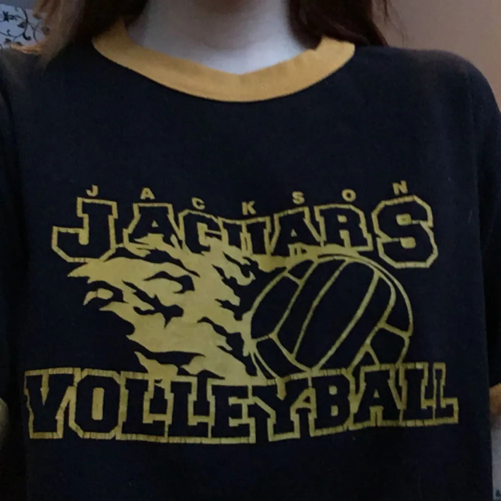 finaste ”volleyboll” t-shirt köpt i ett secondhand-stånd på emmabodafestivalen! svart & gul.. T-shirts.