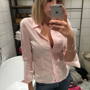  - En söt ljusrosa gant skjorta (äkta) för mer bilder kontakta, köparen står för frakten eller så kan jag mötas upp på Södermalm 💘