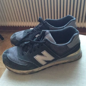  - Säljer mina älskade, välanvända newbalance eftersom jag numera har storlek 40. Snygga, ganska slitna (på ett sådär charmigt sätt), välfungerande och sköna.  Finns att hämta/kan mötas upp i Lund.