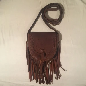  - Bohemisk väska från Indiska, i äkta läder. Knappt använd, max två gånger. Frakt är inkluderad i priset.