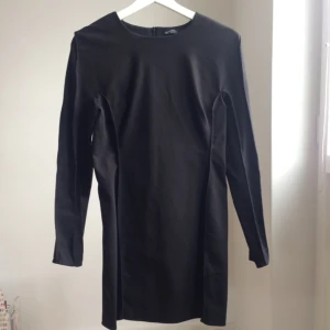  - Svart klänning från Zara, slutar på halva låret. Storlek är L men jag tycker att den är en M.  Är figurnära och sitter tajt men tyget är ganska tjockt så det blir en bra passform. Tydliga sömmar som ger struktur till klänningen.   Jättesnygg och i bra skick! Säljer den för att jag sällan använder den.