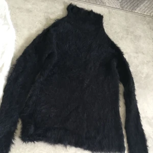  - Säljer min andra fluffiga polo! Super mysig! Frakt ingår och om fler bilder önskas är det bara att fråga!👌🏼😊💕