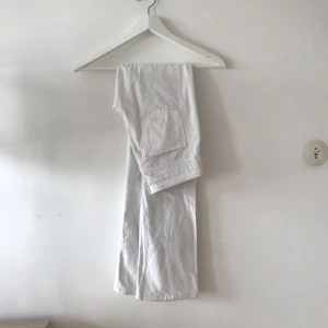  - Riktigt snygga vita bootcut-jeans från zara. De gör inte sig riktigt rättvisa på bild så fråga gärna efter fler bilder så ska jag försöka fixa det. Köpt de på Plick men då de var för långa för mig så har de endast legat i garderoben. Frakt inkluderat i priset!