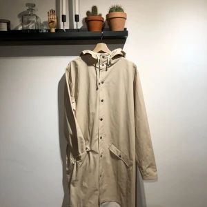  - Rains regnjacka pefekt om man vill ha en lite snyggare regnjacka som passar till alla tillfällen.