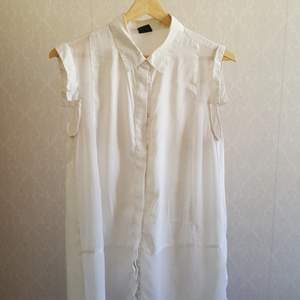 Ärmlös skjorta i vitt Frakt: 35kr