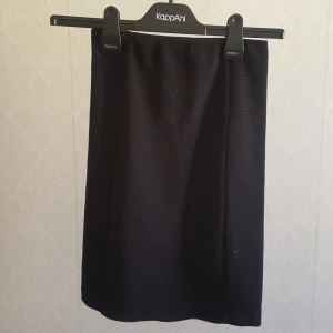  - Kjol i ribbat material