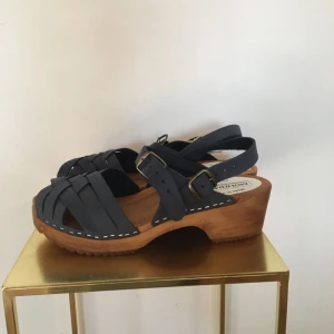  - Oanvända träskor från Moheda. Storlek 39. Mörkblåa.