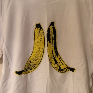  - Helt oanvänd. Storleken är Medium, men då är det tight fit. För ”modern fit” skulle jag rekommendera en S att köpa. Trycket är Andy Warhols bananer för WESC  Frakt tillkommer