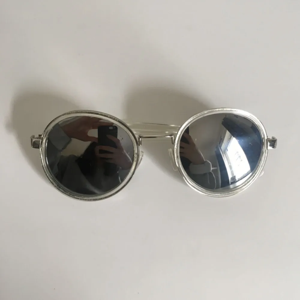 Speglande solglasögon köpta i USA för några somrar sen, lite repiga därav priset.. Accessoarer.