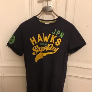  - Snyggt sliten T-Shirt från Superdry. Det står XL på lappen men den sitter som L eller stor medium. Hämtas i Uppsala eller kan skickas för 35 sek