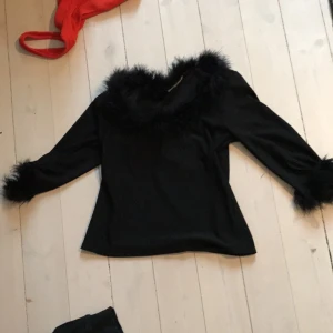  - Svart tröja med fluff