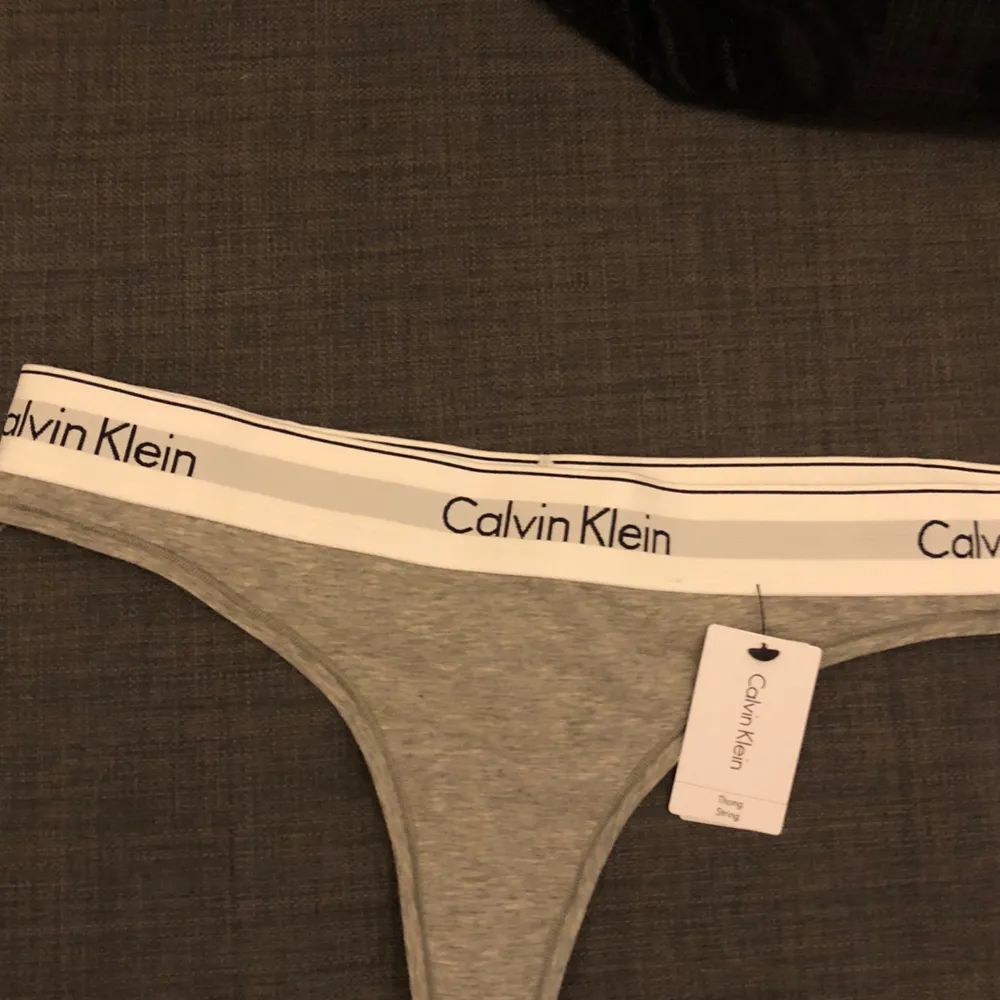 Ett par gråa string från Calvin Klein super snygga och sköna! Fick dem i present men de är alldeles förstora. Aldrig testade. Köparen står för frakt😊👍🏼. Övrigt.