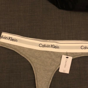  - Ett par gråa string från Calvin Klein super snygga och sköna! Fick dem i present men de är alldeles förstora. Aldrig testade. Köparen står för frakt😊👍🏼