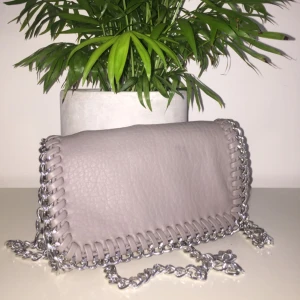  - Väska från scorett, nypris 450kr. Använd 1-2 gånger. Kan hämtas i Stockholm annars tillkommer frakt.