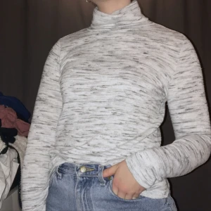  - Helt underbart skön polotröjan från bikbok som tyvärr bara ligger och skräpar i garderoben nu mera. Den är stretching och passar XS-M beroende på passform 