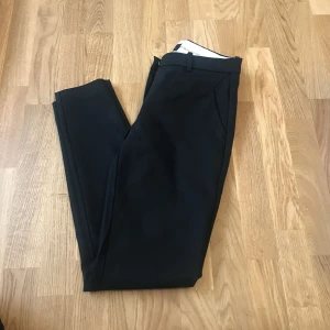  - Svarta byxor från Fiveunits. Helt nya och aldrig använda.