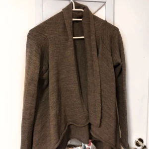  - En oanvänd kofta från ginatricot. Storlek XS