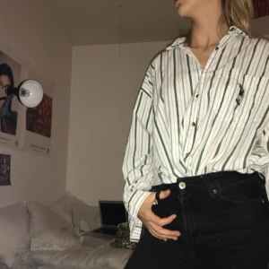  - Charmig vintage skjorta med en liten golfspelare på. Köpt i vintageaffär i kalmar för cirka 300kr. Skön i tyget perfekt för sommaren. Köparen står för eventuell frakt ❤️