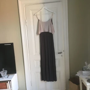  - Fin långklänning i ljusrosa och mörkgrått, lite noppig i ryggen men annars i gott skick!
