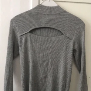  - Stickad tröja från HM med öppen uringning vid brösten Strl M passar även S 