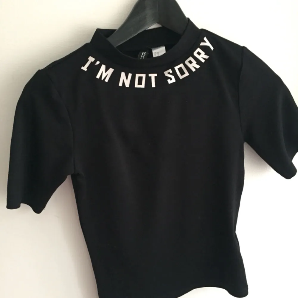 Gullig ”statement” t-shirt med polokrage från H&M. Väldigt liten, men har använts några gånger. Croppad. Frakten är inkluderad i priset (postens S påse, 35kr.) Kan även mötas upp i Uppsala, då försvinner kostnaden för frakten.. Toppar.