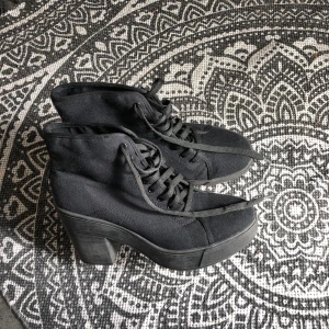  - Ca 5 cm klack och endast använda en gång, därav i nyskick. I tyg vilket gör att de passar alla årstider! Kommer tyvärr inte till användning då jag har för många skor. Frakt 60 kr