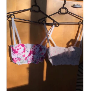  - Blommiga BH:n från H&M aldrig använda 💐 60kr för båda 💵 Köparen står för frakt!!📮  Katt finns i hemmet 🐈
