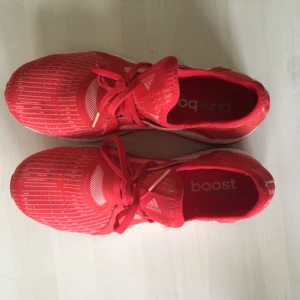 - Pure boost skor från Adidas. Storlek 39/40. Snygga och sköna men jag har 38, därför förstora. Använda två gånger. Köparen står för frakt. Kan mötas upp i Stockholm. 