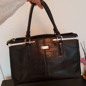  - Fin väska från Fiorelli, säljes billigt pga att handtaget är lite slitet 
