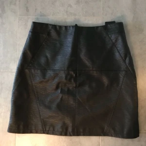  - Snygg skinnkjol med hög midja  från H&M! 