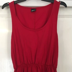  - Klänning från Ginatricot i storlek M. 👗 📍 Hämtas i Hornstull eller skickas mot att köparen betalar frakten! 💌