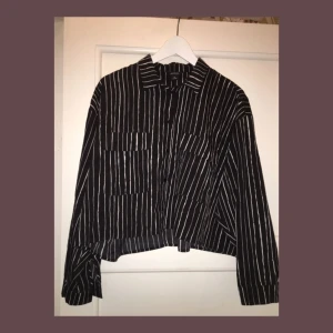  - Randig skjorta från Monki i en lite kortare modell, slutar typ vid höften. Jättefin både knäppt och öppen. Fint och skönt material + nästan aldrig använd!! Frakten betalas av köparen eller så möts vi upp i Stockholm🦋