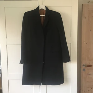 Filippa K kappa  - 95cm long coat from Filippa K. Good condition and dry cleaned.  Due to the weight, post cost 80kr.