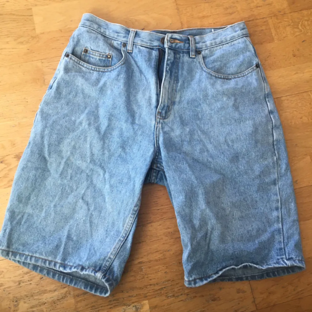 Niceee jeanshorts köpt på second hand! . Shorts.