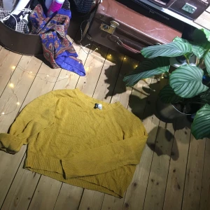  - Senapsgul stickad tröja från h&m, väl använd men i bra skick! Lite croppad och skitfin med upprullade ärmar! Frakt tillkommer, tar betalt via swish
