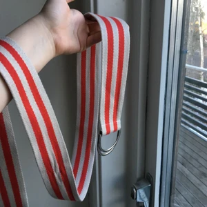  - Ett fett snyggt rött-vitt skärp med silver spänne i fram. Rätt så långt skulle säga runt 150cm. Original pris 250kr. Köpare står för frakt, kan också mötas upp✨