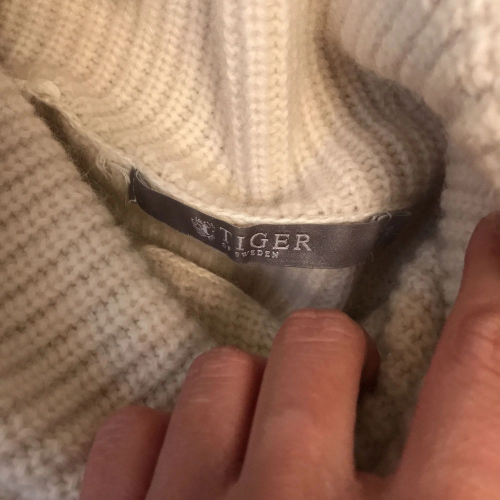 Säljer en prisvärd stickad tröja från märket Tiger of Sweden. Färgen är vit/beige skulle jag säga. Med polokrage och två snygga dragkedjor som detalj (går att öppna oh stänga). Väldigt snygg och mysig! Säljer för endast 250kr plus frakt . Stickat.