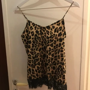  - Oanvänt fint Leo linne, spets i botten. 