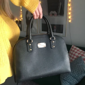  - En äkta Michael Kors väska, bra skick. Pris kan diskuteras. Kvitto finns kvar, frakt ingår ej