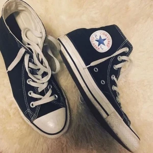  - Säljer svarta converse ( äkta ). Storlek 6 vilket motsvarar 39 😊 