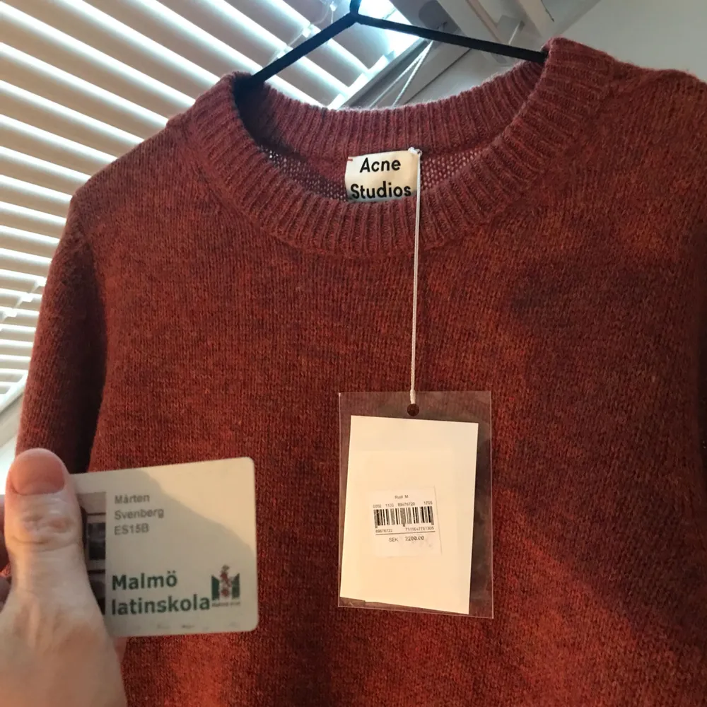 Stickad Acne Studios tröja som aldrig är provad och helt ny. Köpte den i december för 2200kr. Du får den nu för 1500kr. Passar såväl dam som herr.. Tröjor & Koftor.