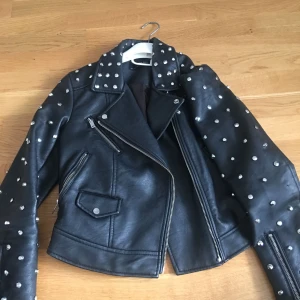  - Säljer min urballa jacka från zara, använd ett fåtal gånger 