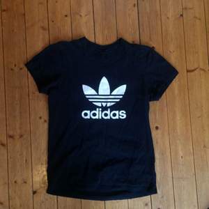 Välälskad svartvitt t-shirt från Adidas. Frakt +20kr