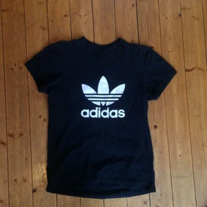  - Välälskad svartvitt t-shirt från Adidas. Frakt +20kr