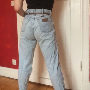  - Snygga ljusa byxor från Wrangler. High waist, jag är 162 lång, så att avrullade blir dem lite längre! Frakt +50kr