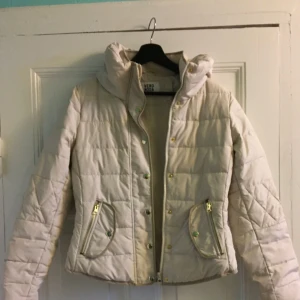  - Jacka från Vero Moda. Måttligt använd. Storlek M. Frakt tillkommer, kan mötas upp i Lund/Landskrona/Asmundtorp.  Pris kan diskuteras vid snabb affär