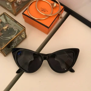  - Solglasögon cateye. Möts upp i Sthlm eller skickar mot fraktkostnad. 