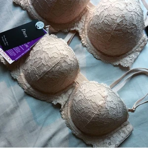  - Aldrig använda bh:ar. Var för sent att lämna tillbaka dem på affären. Nypris: 249, mitt pris:100 