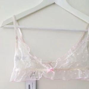  - ✨ Supersöt BH/bralette ✨ Köpt här på plick men aldrig använd så prislappen är kvar ✨ Storlek M men verkligen mer som en S skulle jag säga ✨ Betalning via swish & jag fraktar
