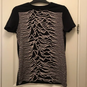  - Snygg t-shirt som inte används längre!! Jag har vanligtvis strl M men denna passar från xs-m! Köparen står för frakten ⚡️